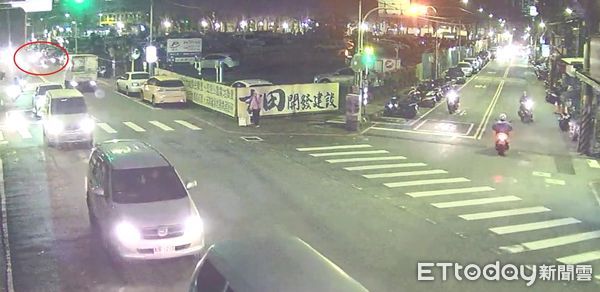 ▲林男駕駛大貨車不慎勾斷電纜線，導致機車的溫男摔傷並波及6輛機車。（圖／記者陸運陞翻攝）