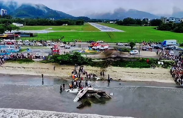 ▲▼小客機「衝出跑道」墜毀海中。（圖／翻攝自X）