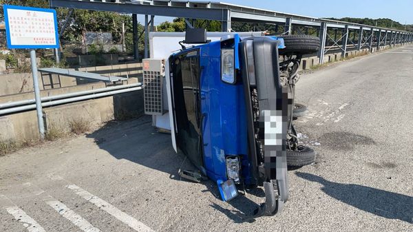 ▲彰化溪州鄉2小貨車相撞造成翻車意外。（圖／民眾提供，以下同）