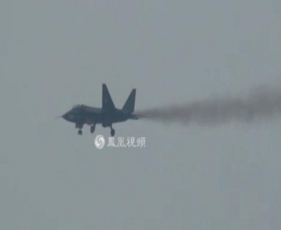 殲-31在珠海航展飛行時冒黑煙。（圖／翻拍自鳳凰軍事）