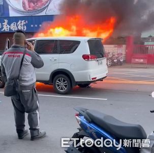 台中休旅車恍神對撞！機車零件噴飛燒成火球　騎士慘躺路中