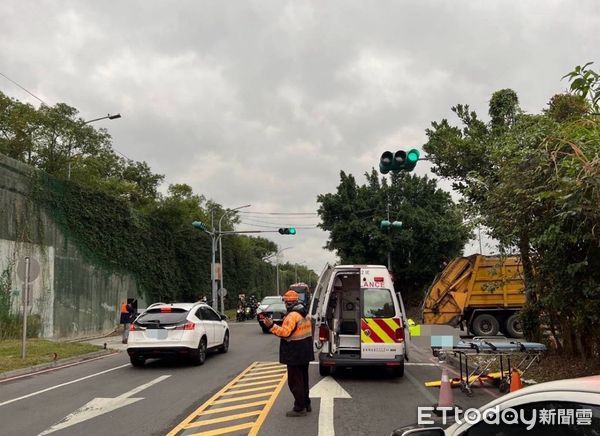 ▲新莊21號越堤道死亡車禍，25歲騎士滑進垃圾車底當場死亡。（圖／記者陸運陞翻攝，下同）