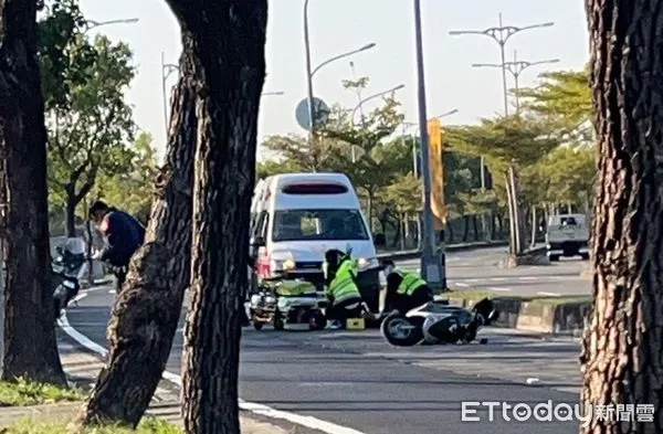 ▲大里機車騎士自摔無生命跡象，送醫搶救中。（圖／民眾提供）