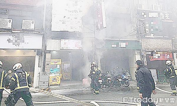 ▲桃園市中壢區新生路店面今天下午4時許傳出火警，警消到場灌救。（圖／記者沈繼昌翻攝）