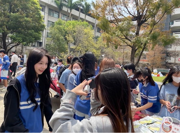 圖四：施季妘（左）與明道中學商管群學生會協辦行銷農業競賽，累積許多實務經驗。（圖／世新大學提供）