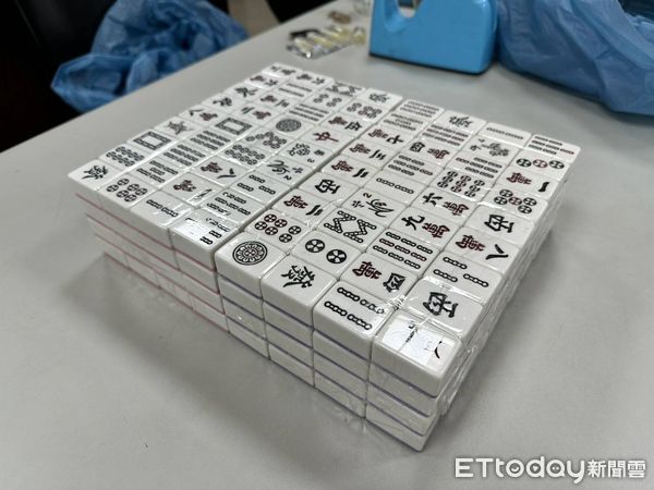 ▲警方查獲麻將賭場暗藏民宅，現場賭客傻眼呆坐位子上。（圖／記者陸運陞翻攝）