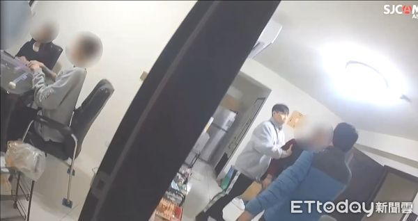 ▲警方查獲麻將賭場暗藏民宅，現場賭客傻眼呆坐位子上。（圖／記者陸運陞翻攝）