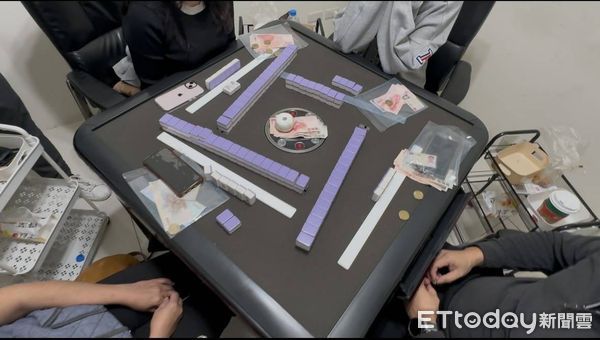 ▲警方查獲麻將賭場暗藏民宅，現場賭客傻眼呆坐位子上。（圖／記者陸運陞翻攝）