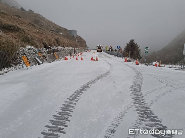 ▲▼合歡山下雪厚度3公分。（圖／民眾提供）