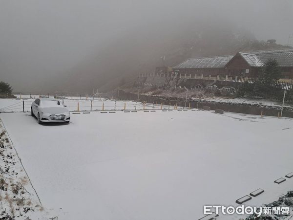 ▲▼合歡山下雪厚度3公分。（圖／民眾提供）