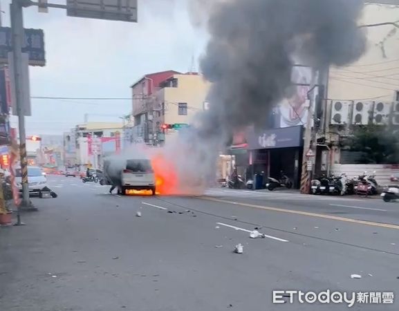 ▲▼太平區凌晨汽機車對撞大火，女騎士撞飛躺路中央零件散落路面。（圖／民眾提供，下同）