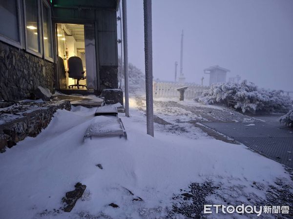 ▲▼玉山氣象站外昨晚降雪。（圖／氣象署提供）