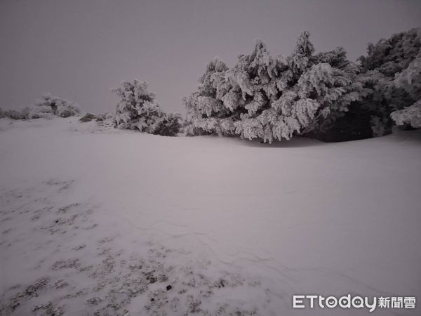 ▲▼玉山氣象站外昨晚降雪。（圖／氣象署提供）