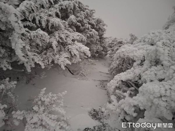 ▲▼玉山氣象站外昨晚降雪。（圖／氣象署提供）