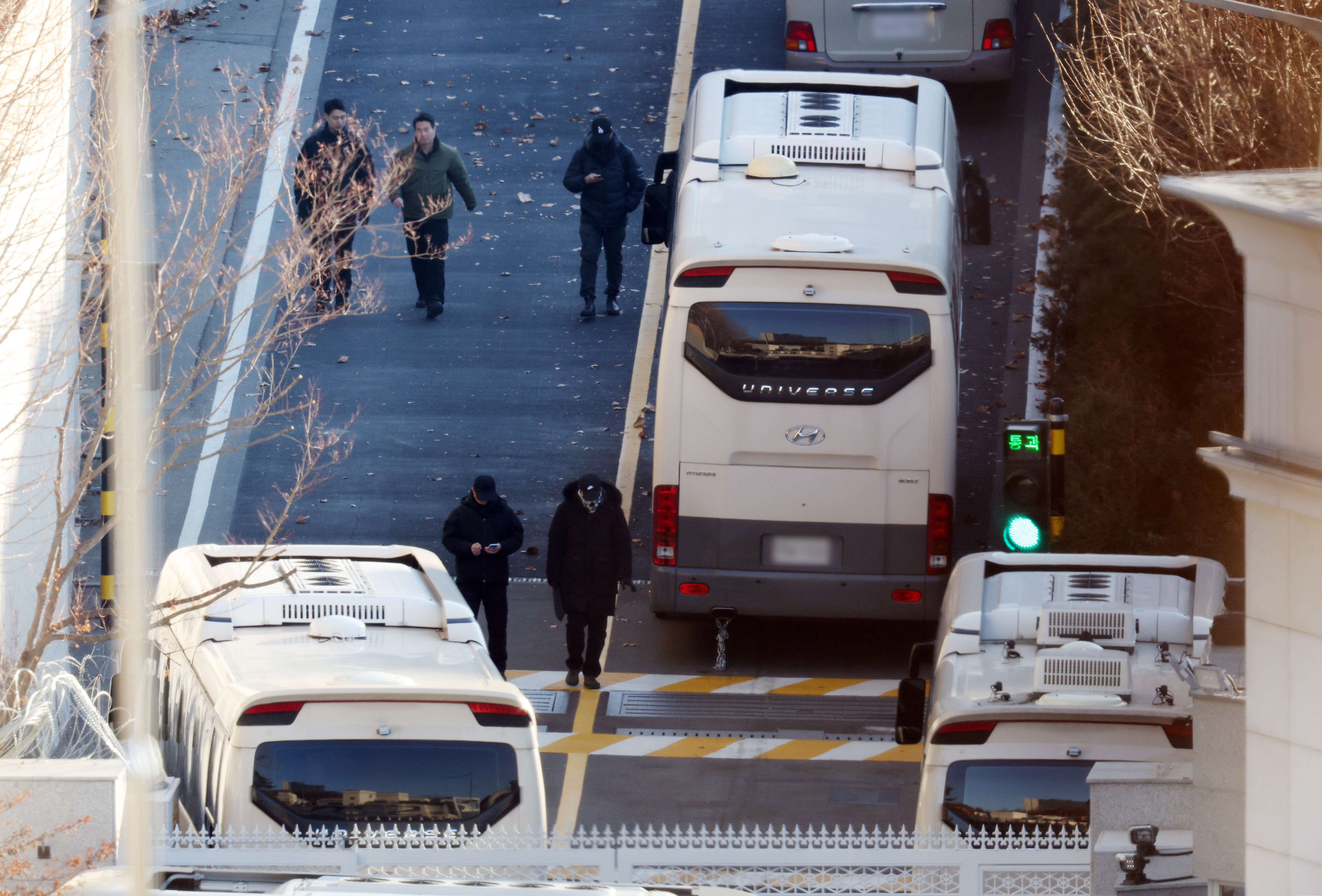 ▲▼南韓總統官邸外的3道防線，由多輛大型巴士組成車牆，阻擋警方進入。（圖／達志影像／newscom）