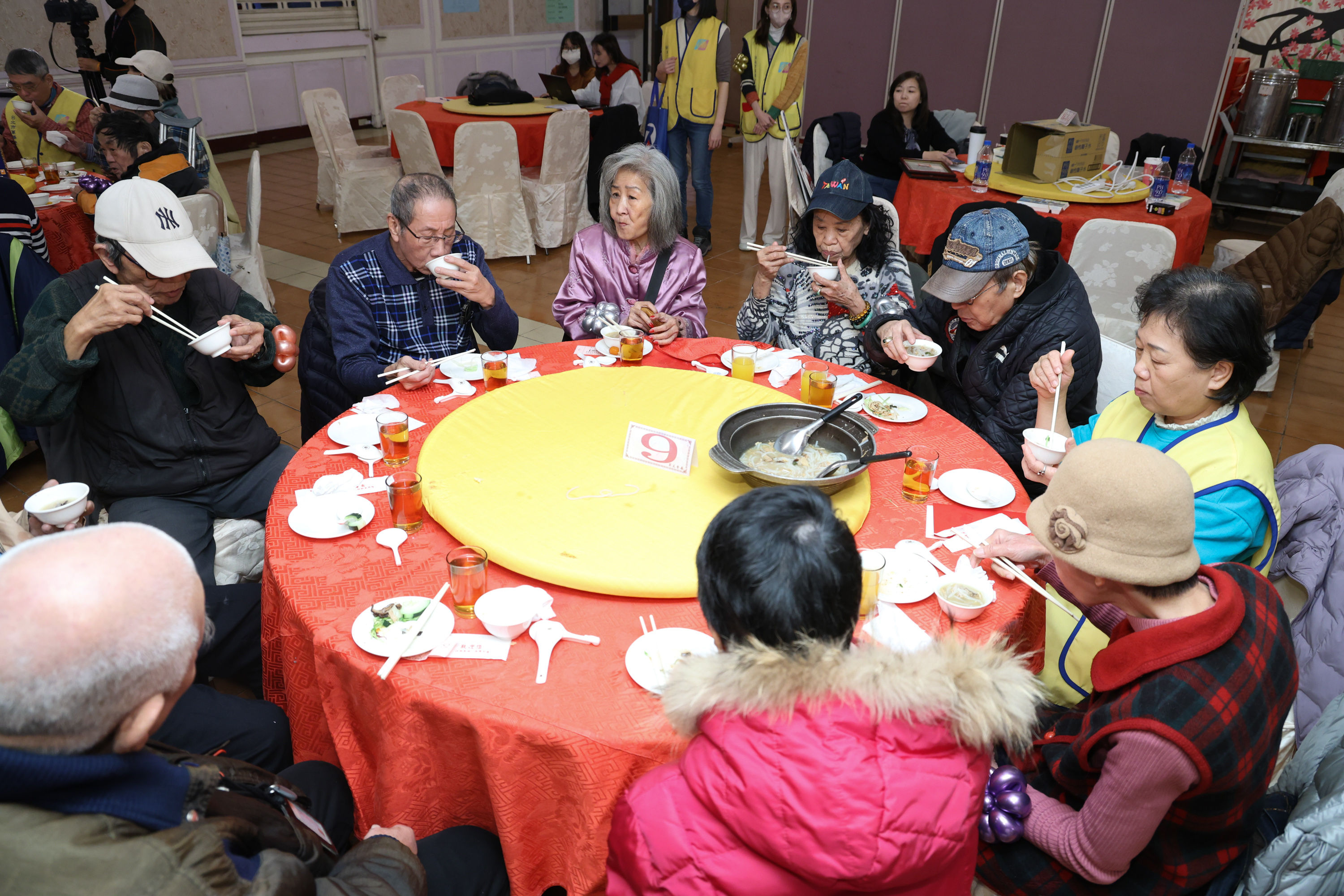 ▲▼   天主教失智老人基金會╳東森慈善基金會 114 年獨居長者《春節圍爐關懷送暖》。（圖／記者黃克翔攝）