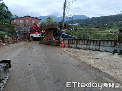 快訊／淡水怪手翻覆山坡！駕駛受困命危　緊急搶救中