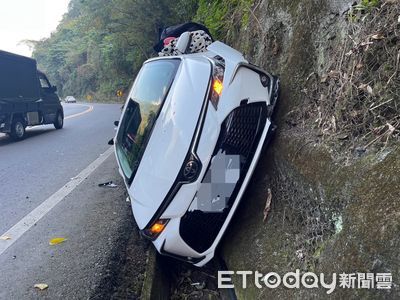 武嶺追雪出事了！19歲男駕駛身體突不適　衝上山壁卡水溝畫面曝　