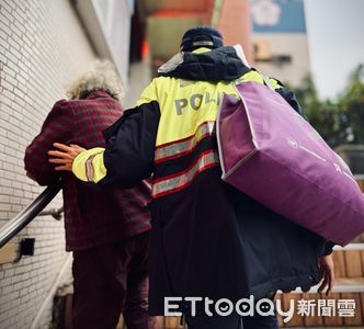 台中嬤呆站街頭！竟想走回台南老家　暖警攙扶溫馨背影曝