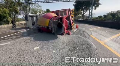 快訊／台78水泥車撞轎車翻覆！水泥洩滿地　駕駛受傷送醫