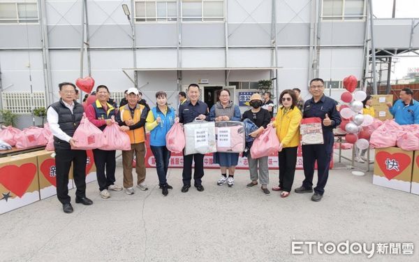 ▲枋寮警分局志工中隊長葉金淑等人捐贈民生物質給弱勢家庭             。（圖／記者陳崑福翻攝）