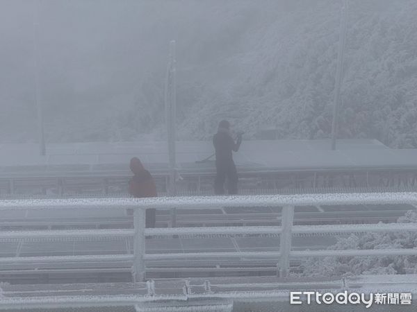 ▲▼玉山北峰上午雪景。（圖／氣象署提供）