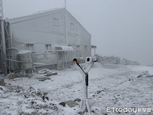 ▲▼玉山北峰上午雪景。（圖／氣象署提供）