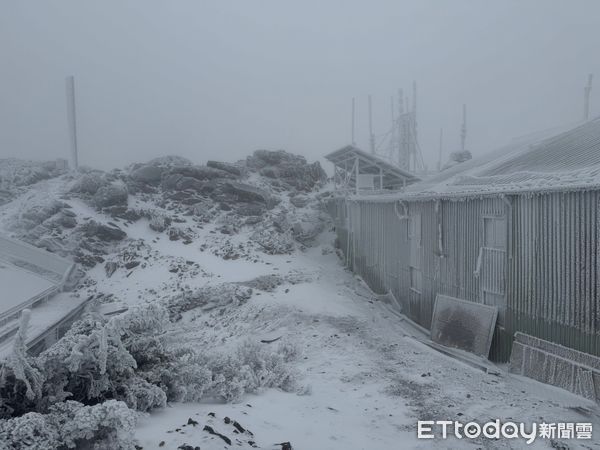 ▲▼玉山北峰上午雪景。（圖／氣象署提供）