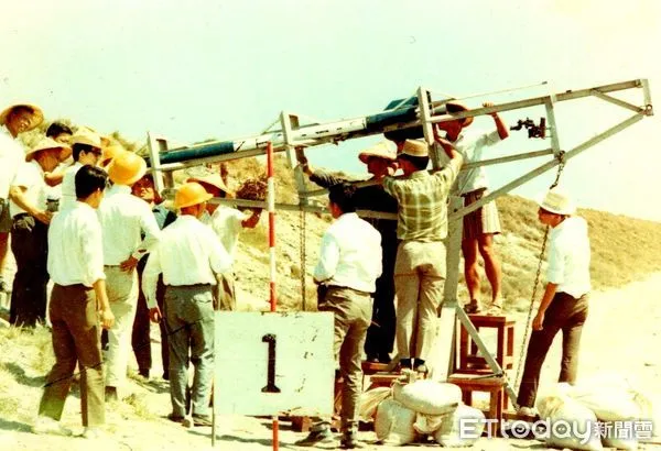 ▲▼台大火箭社學生在1972年，在彰化王功成功完成首次由學生執行的探空火箭試射。（圖／台大工學博物館提供）