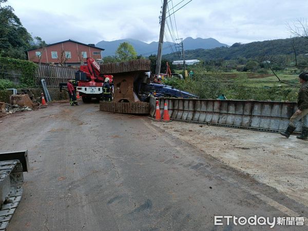 ▲駕駛怪手的男子因翻覆山坡手困於車內。（圖／記者陸運陞翻攝）