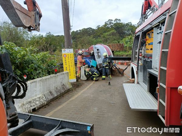 ▲駕駛怪手的男子因翻覆山坡手困於車內。（圖／記者陸運陞翻攝）