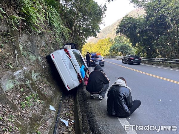 ▲▼    台14線63.9K處， 10日上午10時27分發生一起自小客車意外撞擊山壁的交通事故         。（圖／記者高堂堯翻攝）