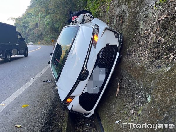 ▲▼    台14線63.9K處， 10日上午10時27分發生一起自小客車意外撞擊山壁的交通事故         。（圖／記者高堂堯翻攝）