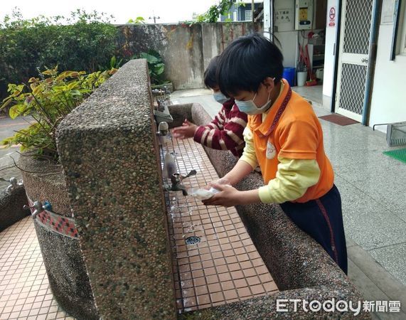 ▲▼衛生局提醒以肥皂或洗手乳洗手，避免生食生飲。（圖／花蓮縣衛生局提供，下同）