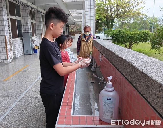 ▲▼衛生局提醒以肥皂或洗手乳洗手，避免生食生飲。（圖／花蓮縣衛生局提供，下同）