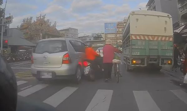 ▲▼哈囉市場車禍。（圖／翻攝自八卦村 - 行車紀錄器影片上傳中心）