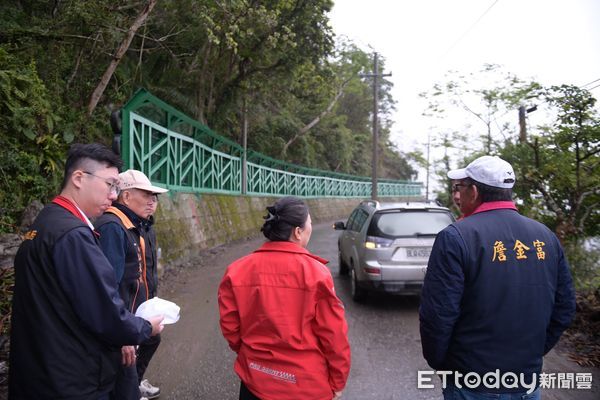 ▲▼縣長徐榛蔚會勘現場施工道路現況，提醒施工安全與品質兩者需並重。（圖／花蓮縣政府提供，下同）