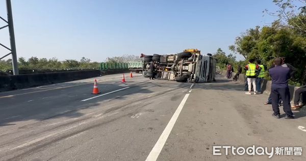 ▲▼      台78水泥車翻覆       。（圖／記者王悉宇翻攝）