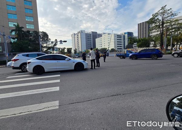 ▲網友貼文表示一名員警在處理德民路車禍時，疑似被撞             。（圖／民眾提供）