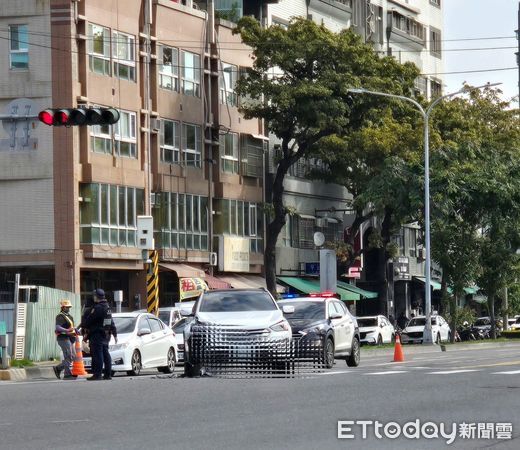 ▲網友貼文表示一名員警在處理德民路車禍時，疑似被撞             。（圖／民眾提供）