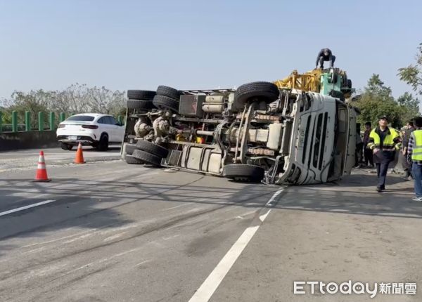 ▲雲林78線快速道路斗南段西行41.5公里處，一輛預拌混泥土車與右側行駛的自小客車發生擦撞，導致失控翻覆，造成水泥溢出路面。（圖／記者王悉宇翻攝）