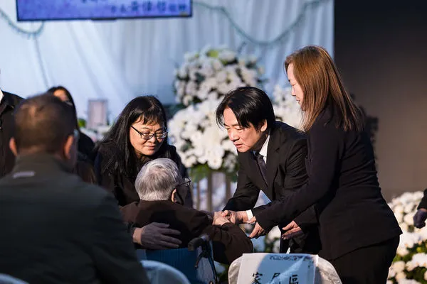 ▲▼總統賴清德慰問知名漫畫家暨作家林奎佑（魚夫）家屬。（圖／總統府提供）