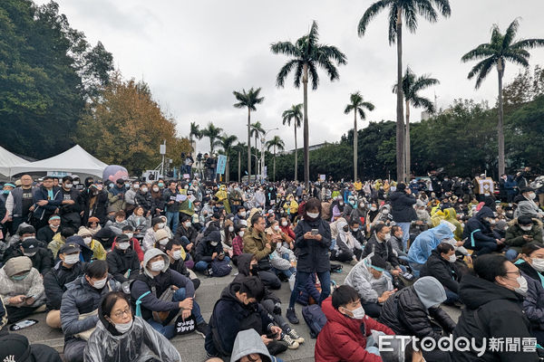 ▲民眾黨「111拒絕綠色威權　還我司法正義」活動，支持者聚集蔓延至中山南路。（圖／記者林敬旻攝）