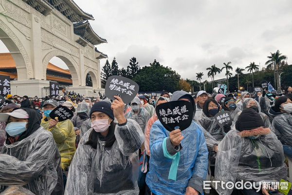 ▲民眾黨「111拒絕綠色威權　還我司法正義」活動，支持者聚集蔓延至中山南路。（圖／記者林敬旻攝）