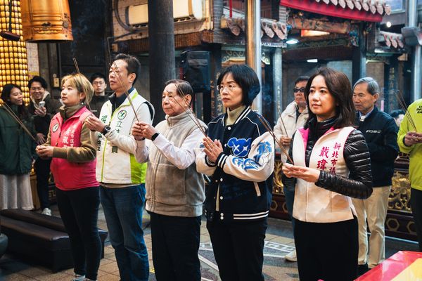 ▲▼蘇巧慧於板橋接雲寺發放春聯活動。（圖／蘇巧慧國會辦公室提供）