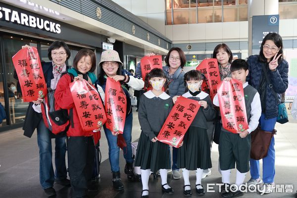 ▲台南慈濟小學弦樂團與合唱團，11日於高鐵台南站進行快閃演出，以優美的弦樂與純淨的和聲，為來往旅客送上滿滿的新年祝福，迎接祥瑞的蛇年。（圖／記者林東良翻攝，下同）