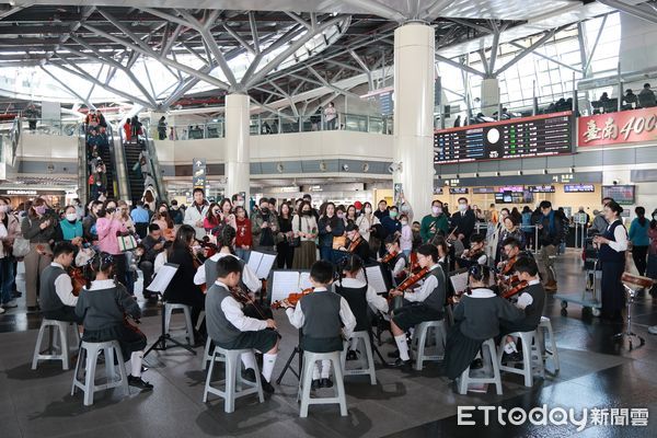 ▲台南慈濟小學弦樂團與合唱團，11日於高鐵台南站進行快閃演出，以優美的弦樂與純淨的和聲，為來往旅客送上滿滿的新年祝福，迎接祥瑞的蛇年。（圖／記者林東良翻攝，下同）