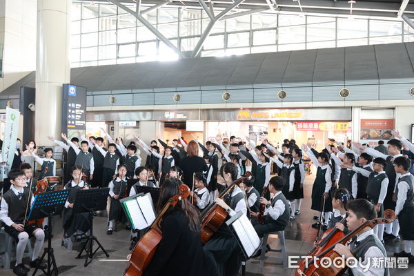 ▲台南慈濟小學弦樂團與合唱團，11日於高鐵台南站進行快閃演出，以優美的弦樂與純淨的和聲，為來往旅客送上滿滿的新年祝福，迎接祥瑞的蛇年。（圖／記者林東良翻攝，下同）