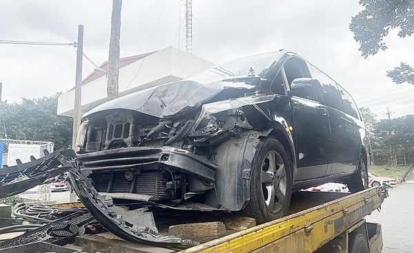 ▲國一五楊桃園段南下路段今天上午發生三車事故，肇事賓士休旅車車頭嚴重受損。（圖／國道一隊提供）