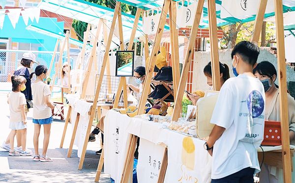 ▲桃園市文化局團隊針對「馬祖新村眷村文創園區」招募文創業者，提供6間眷舍進駐，圖為現場表演狀況。（資料照／文化局提供）
